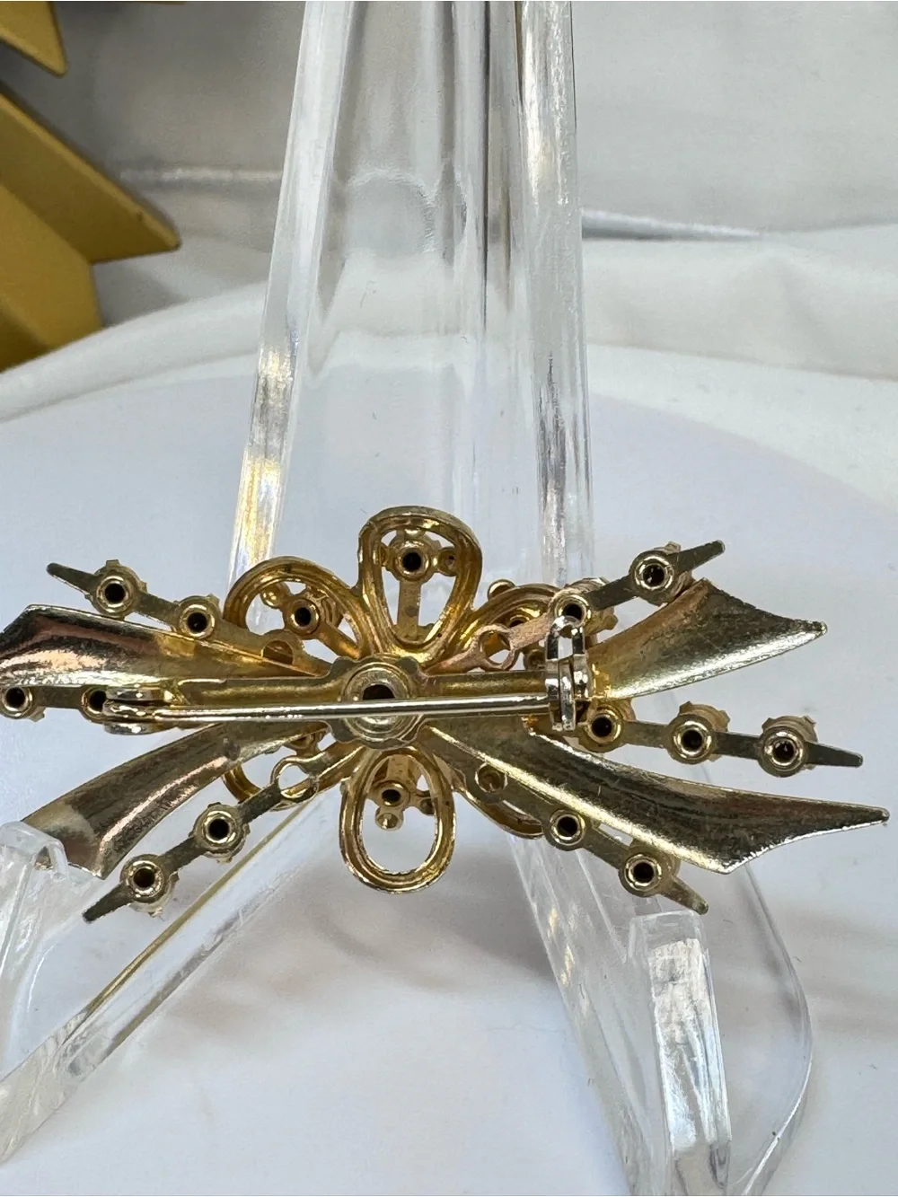 Elegant Crystal Floral Brooch-vintage